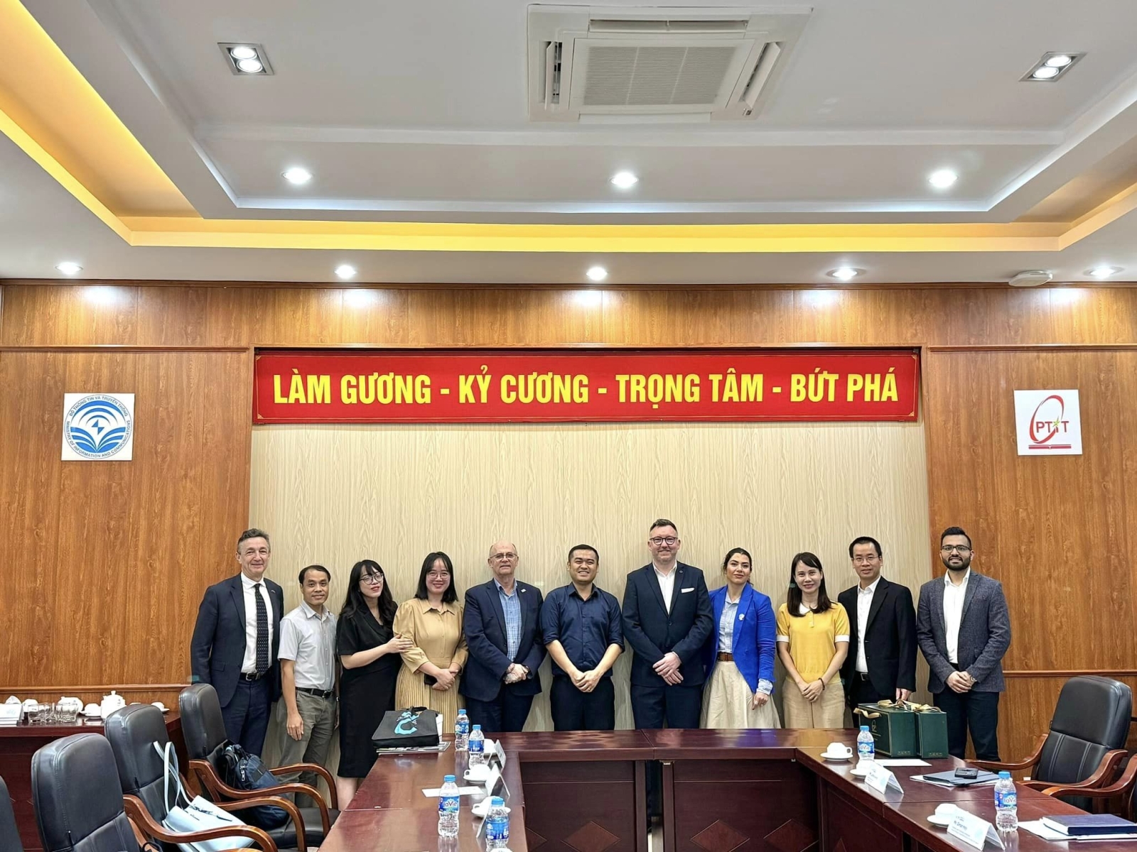 Meeting between PTIT and University of Canberra